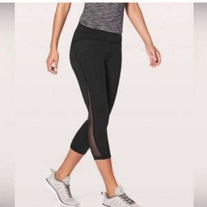 Lulu bright pink crop with side mesh, back waistband pocket. Great condition.